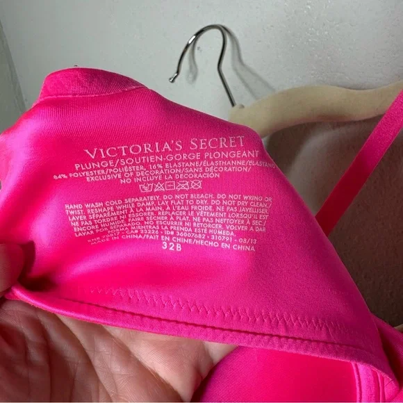 Victoria's Secret Pink Underwire Plunge Bra with Adjustable Straps 32B - Picture 4 of 5